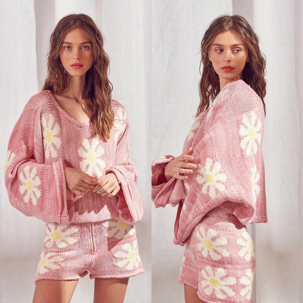 ✨ON SALE✨In Bloom Pink Daisy Print Sweater - Picture 7 of 11